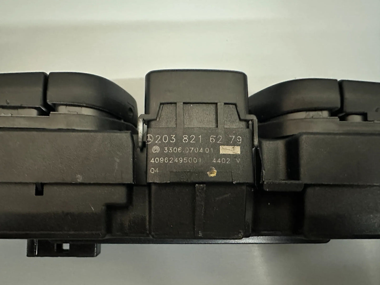 Original Mercedes Benz C-Klasse /CLK Schalter Oberes Bedienfeld A2038216279 NEU