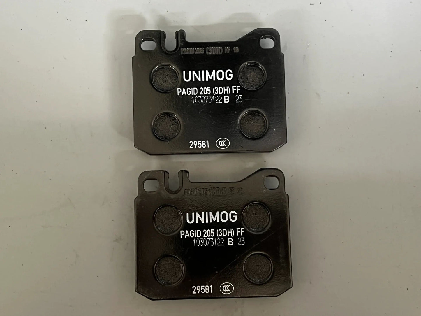 Original Mercedes Benz Unimog VA und HA Scheibenbremsbelag A0084208220 NEU