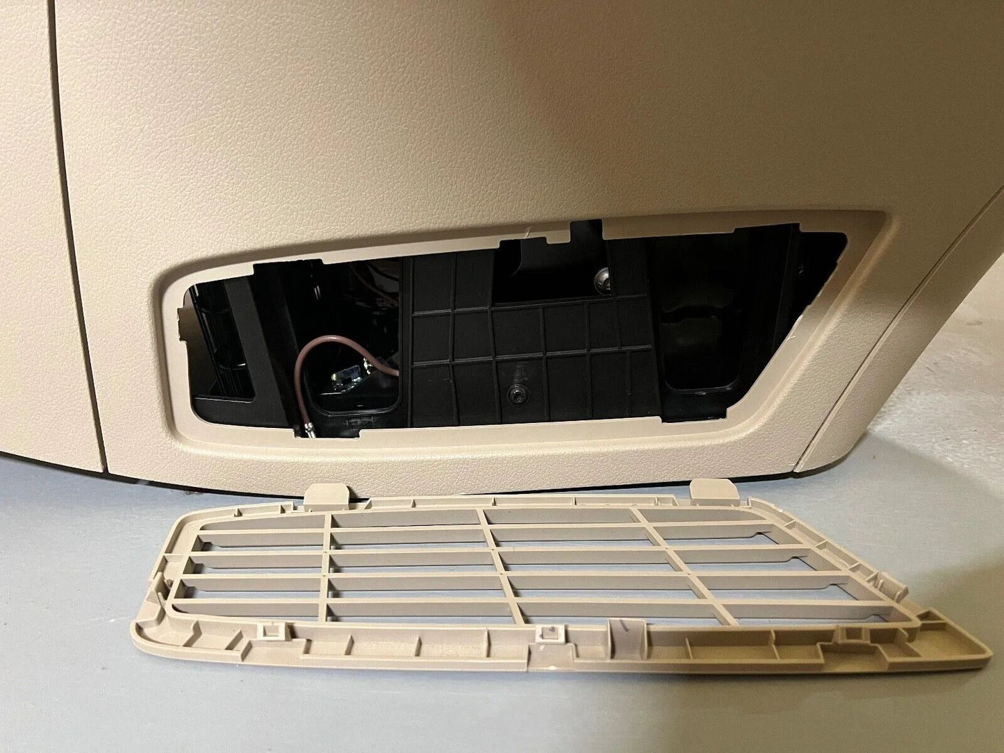 ORIGINAL Mercedes Benz V-Klasse Kühlschrank/Kühlfach/Mittelkonsole Beige