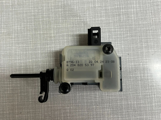 ORIGINAL Mercedes Benz Stellmotor Verrieglung Tankdeckel Klappe A2048205397 NEU