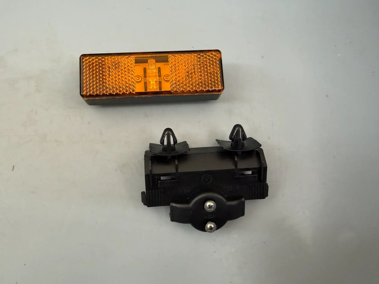 Original Hella Seitenmarkierungsleuchte 2PS 008 643-021 NEU