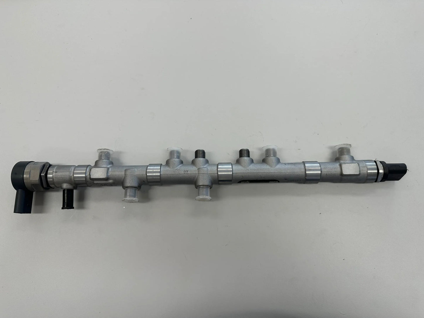 Mercedes Benz OM656 Verteilerrohr Kraftstoffverteiler A6560704100 0445216063 NEU