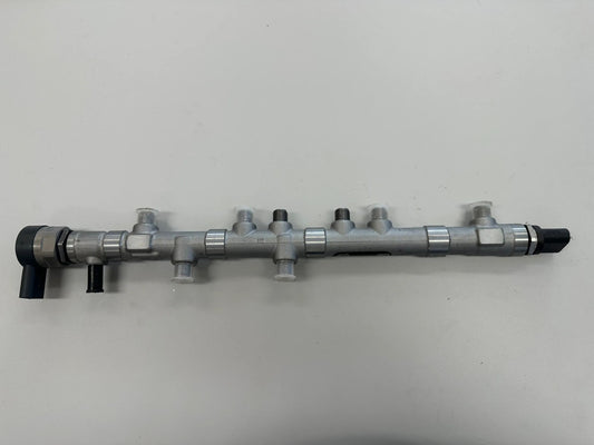 Mercedes Benz OM656 Verteilerrohr Kraftstoffverteiler A6560704100 0445216063 NEU