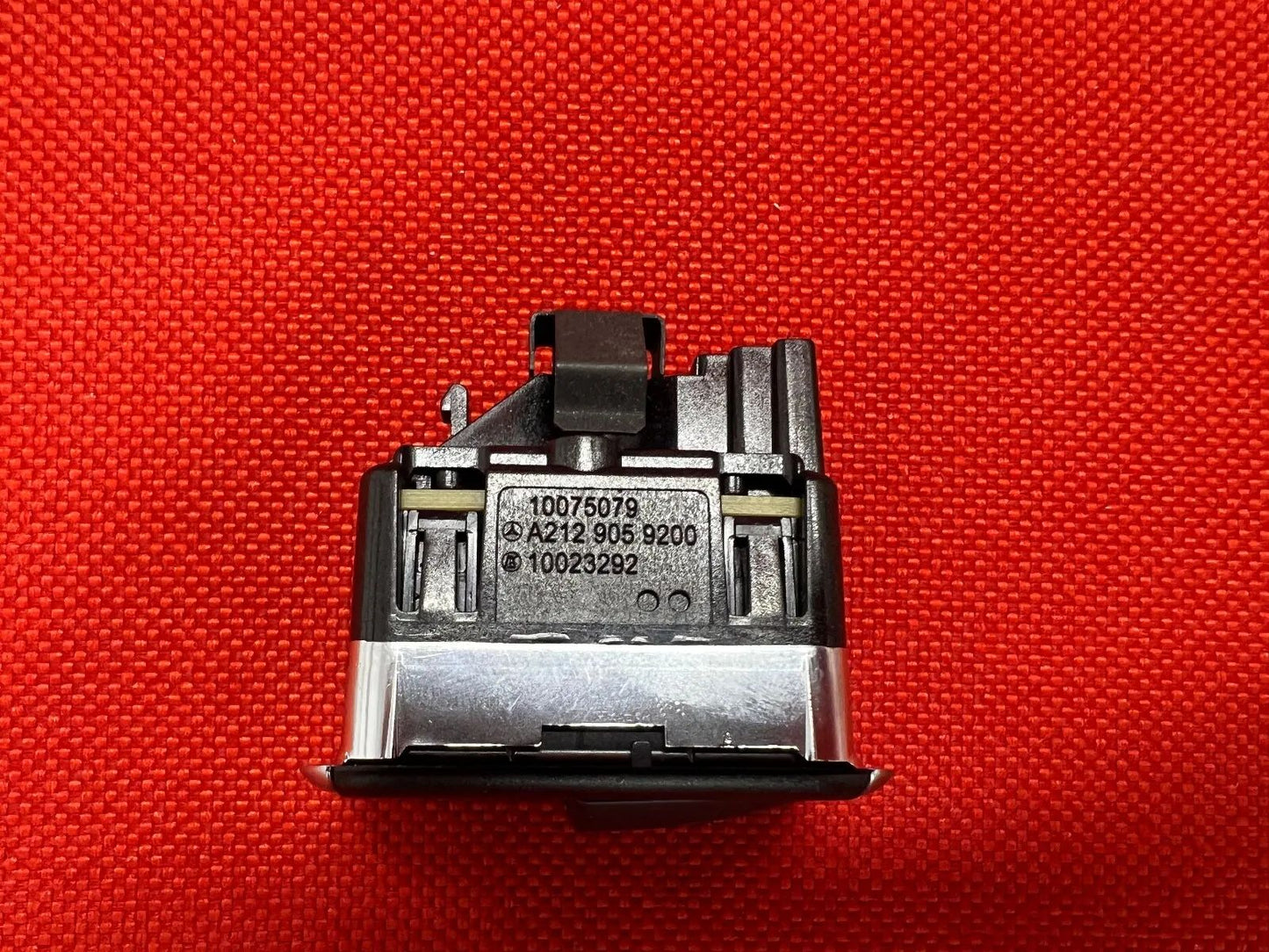 ORIGINAL MERCEDES BENZ W212 Schalterblock Öffner Heckklappe A2129059200 NEU