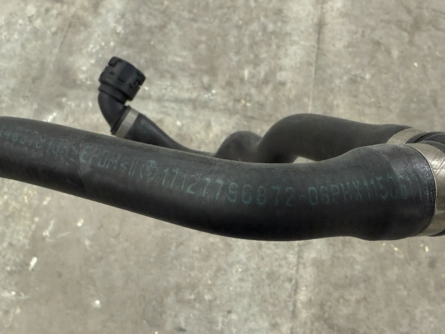 Original BMW 1er E81/82/87 Schlauch Kühlmittelpumpe 7796872 NEU
