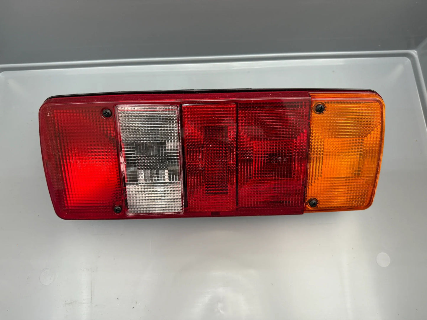 Original Hella Heckleuchte Rechts 2SK 003 567-321 NEU