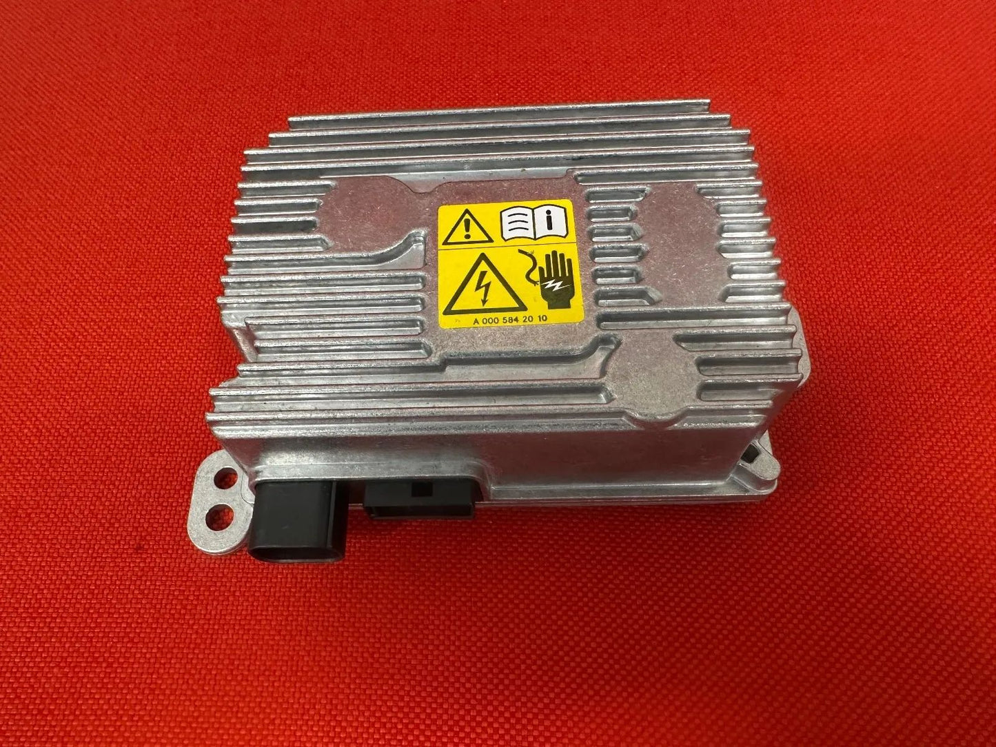 ORIGINAL Mercedes Benz Spannungswandler Steckdose 230 V 12 V / 230 V A0008273500