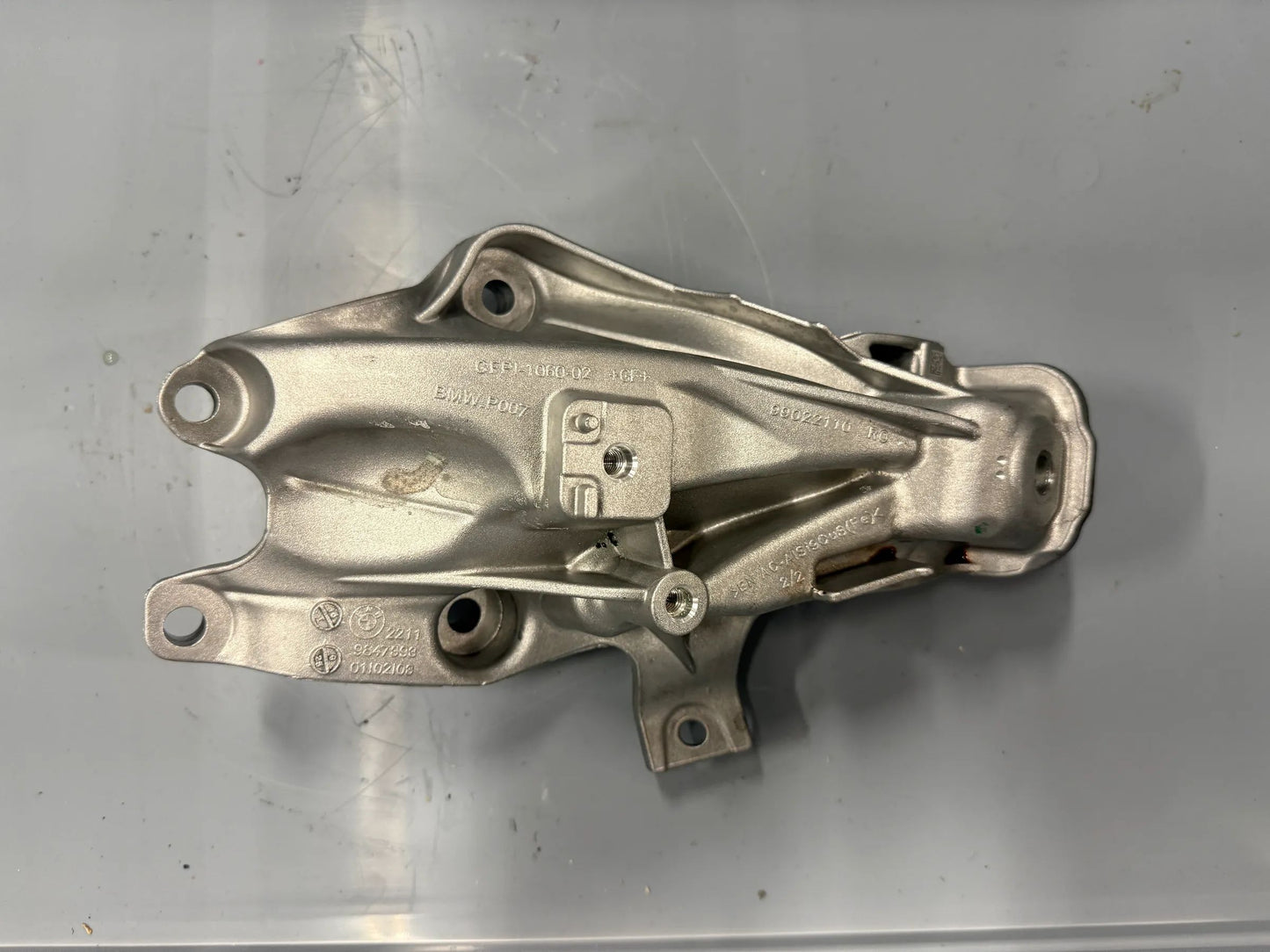Original BMW Motorlager-Halter 9847893 NEU