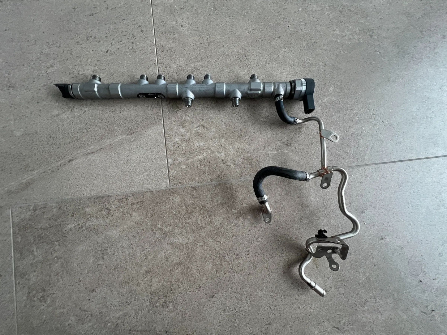 ORIGINAL Mercedes Benz OM656 Kraftstoffverteiler Verteilerrohr A6560704100