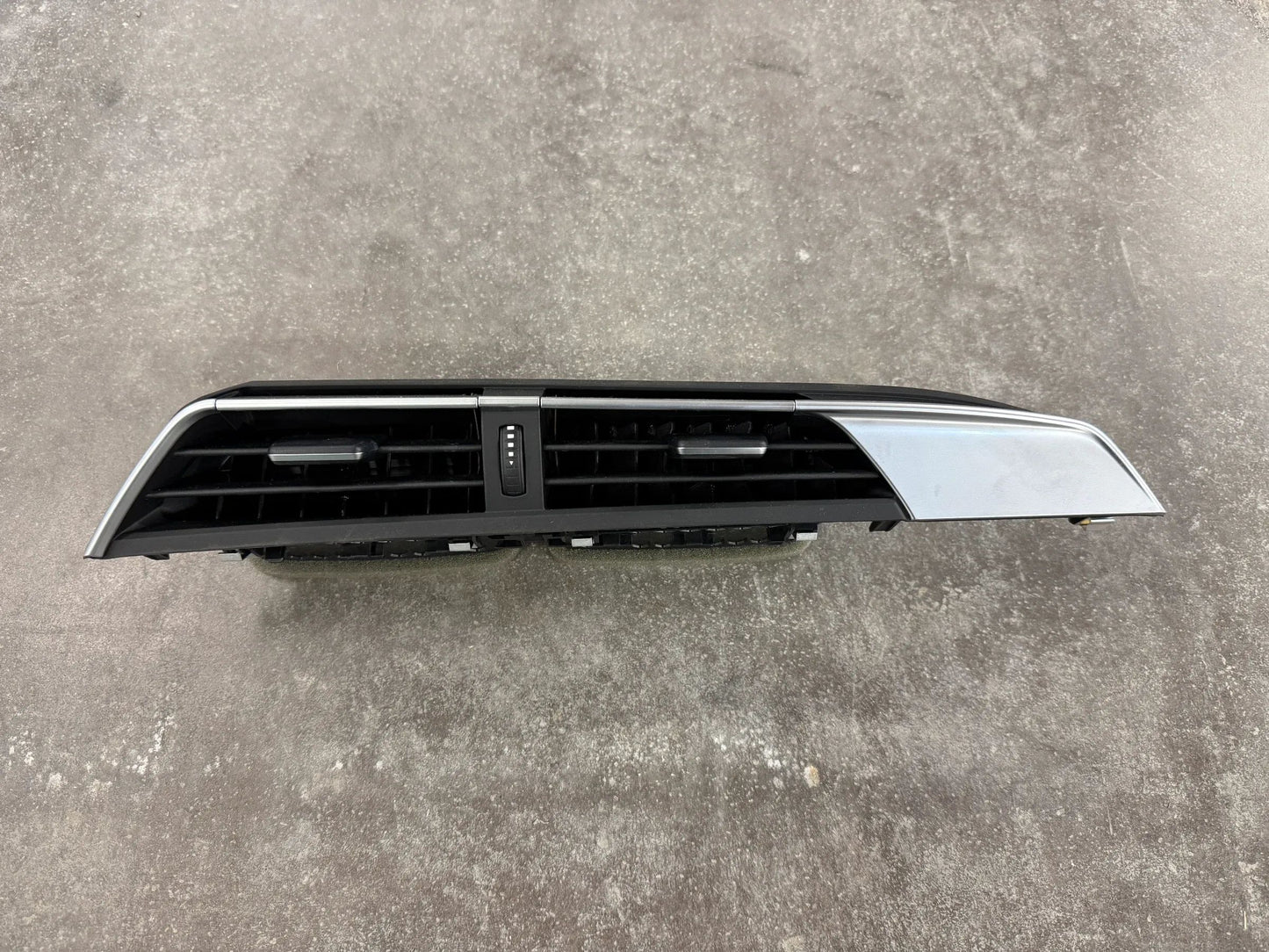 Original BMW i12 i15 i8 Frischluftgrill links 9284379 64229284379 NEU