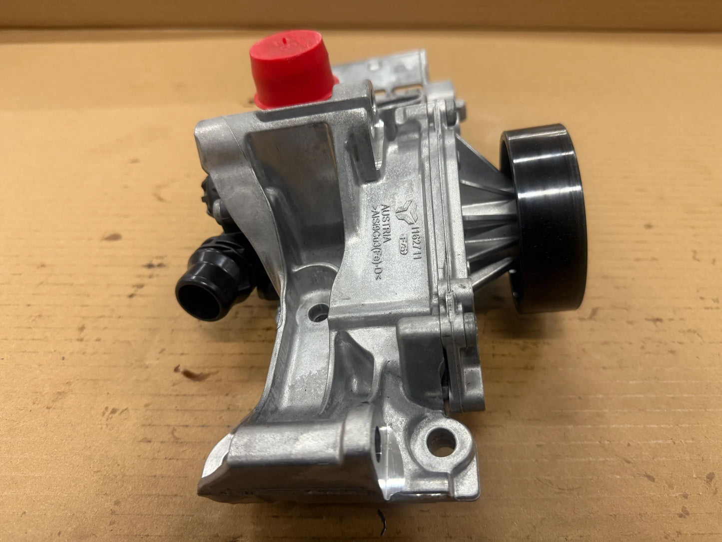 Original BMW Kühlmittelpumpe mit Träger 8631940 11518631940 NEU