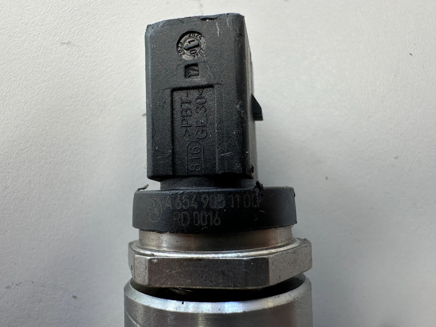 Mercedes Benz OM656 Verteilerrohr Kraftstoffverteiler A6560704100 0445216063 NEU