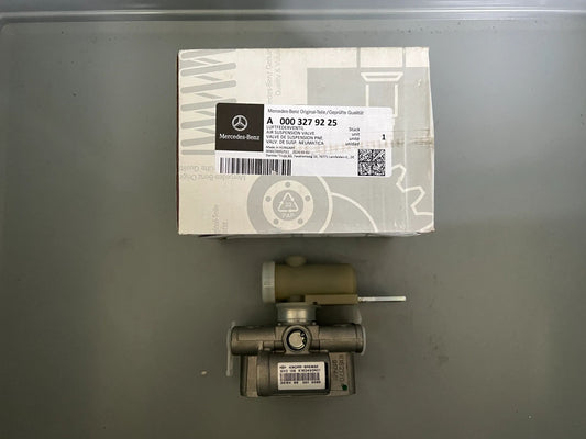 Original Mercedes Benz Luftfederventil Vorderachse Evobus BM634 A0003279225 NEU