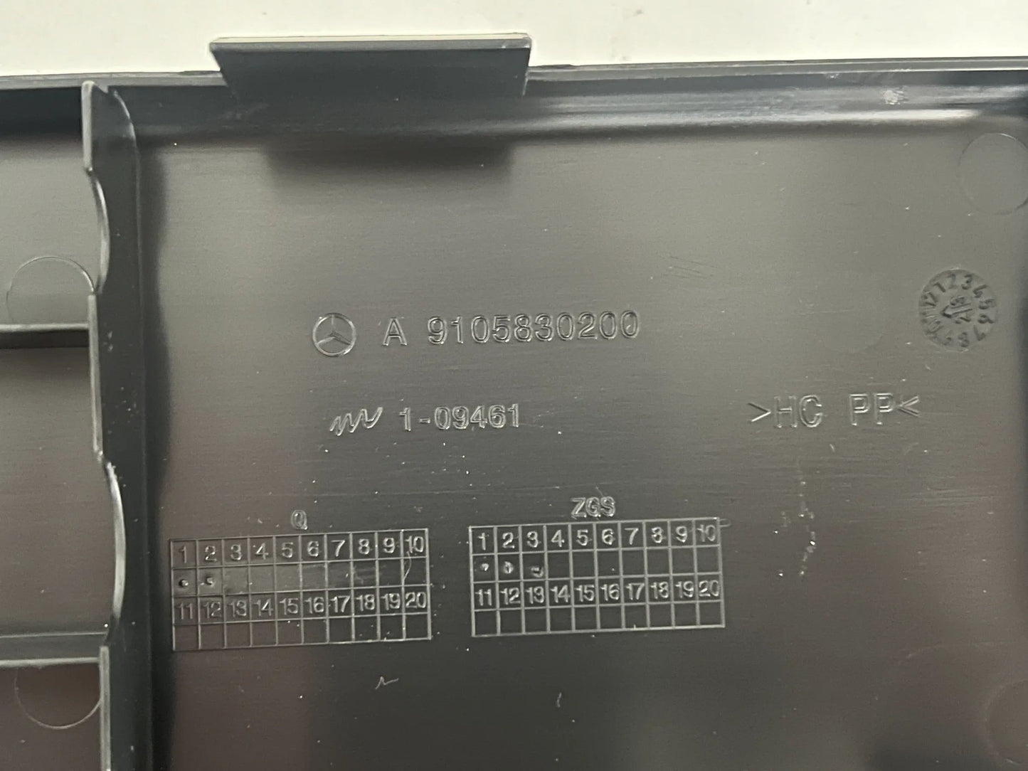 Mercedes Benz Sprinter Bordwerkzeughalter mit Radwechselwerkzeug A9105830200 NEU
