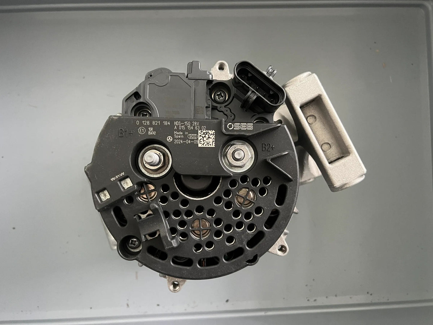 Original Mercedes-Benz Generator Lichtmaschine A0151546302 NEU