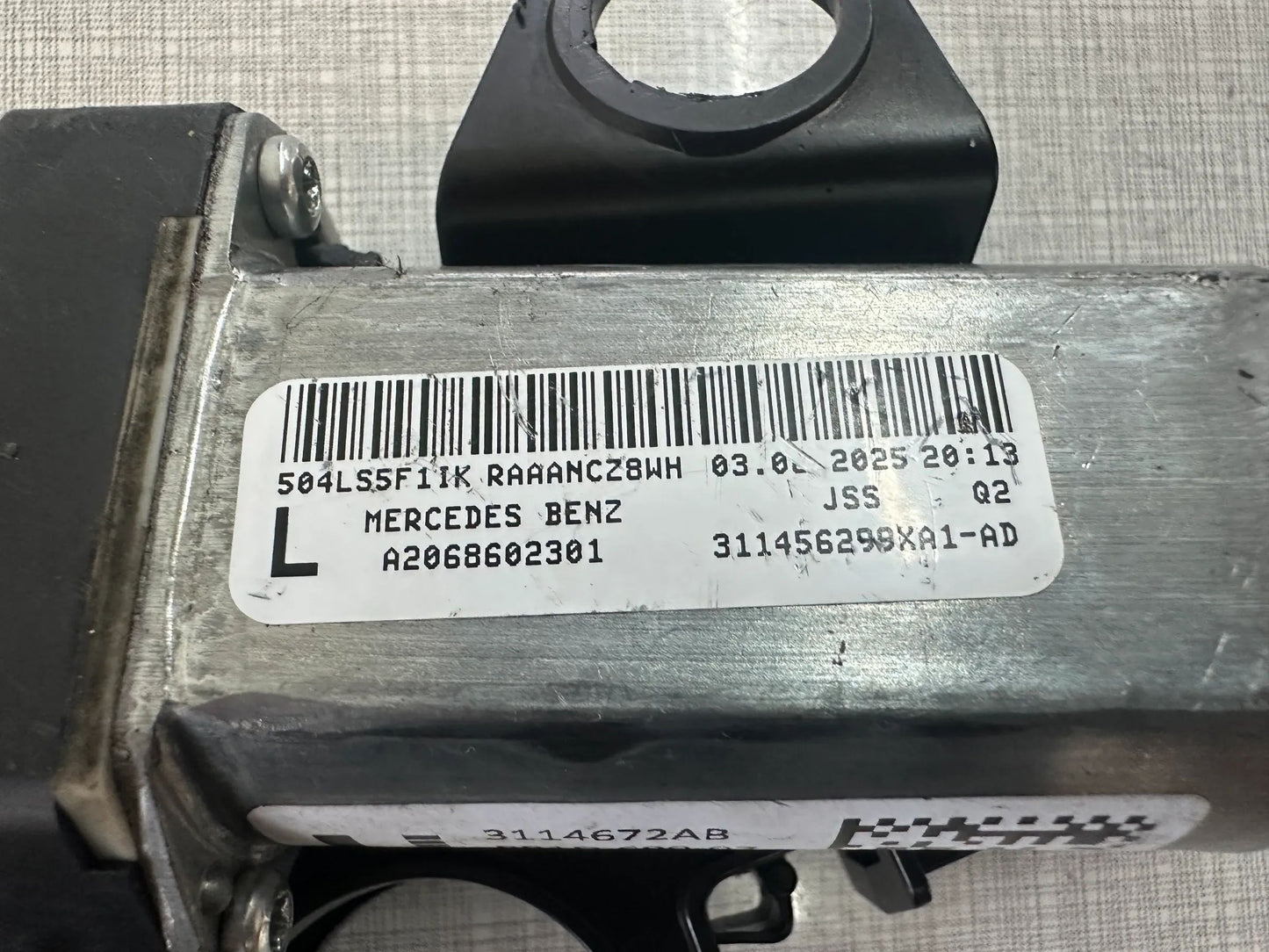 ORIGINAL Mercedes Benz Gurtbringer A2068602301 NEU