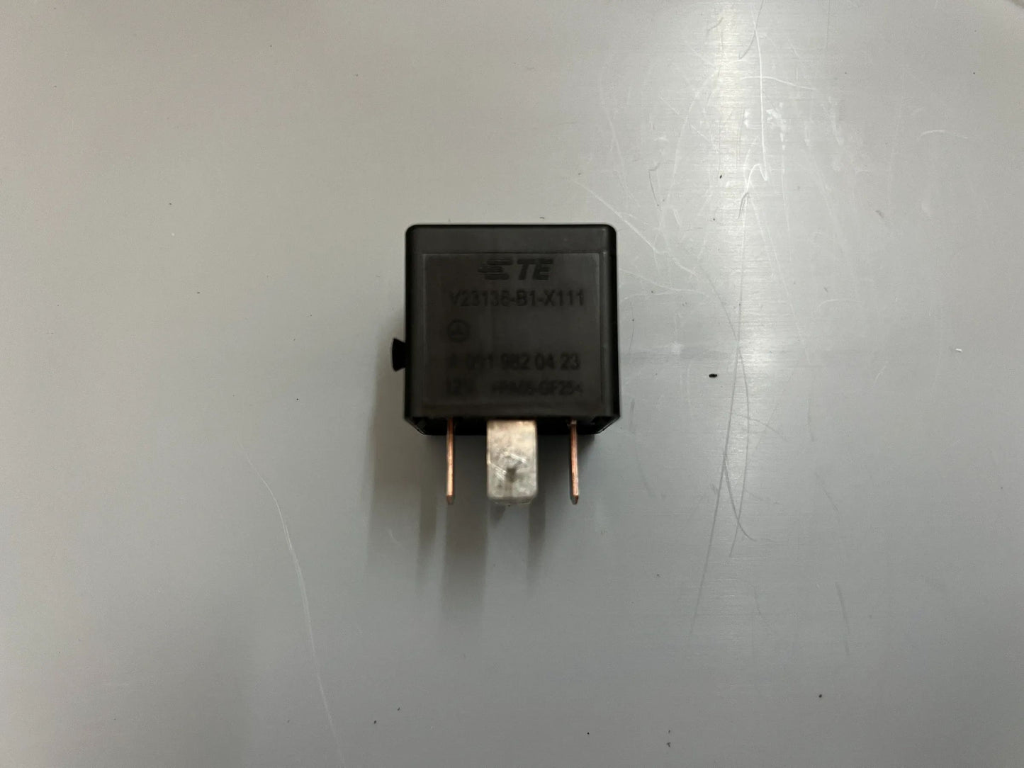 Original Mercedes-Benz Relais A0019820423 NEU
