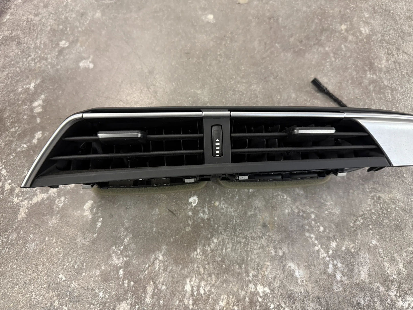 Original BMW i12 i15 i8 Frischluftgrill links 9320893 64229320893 NEU