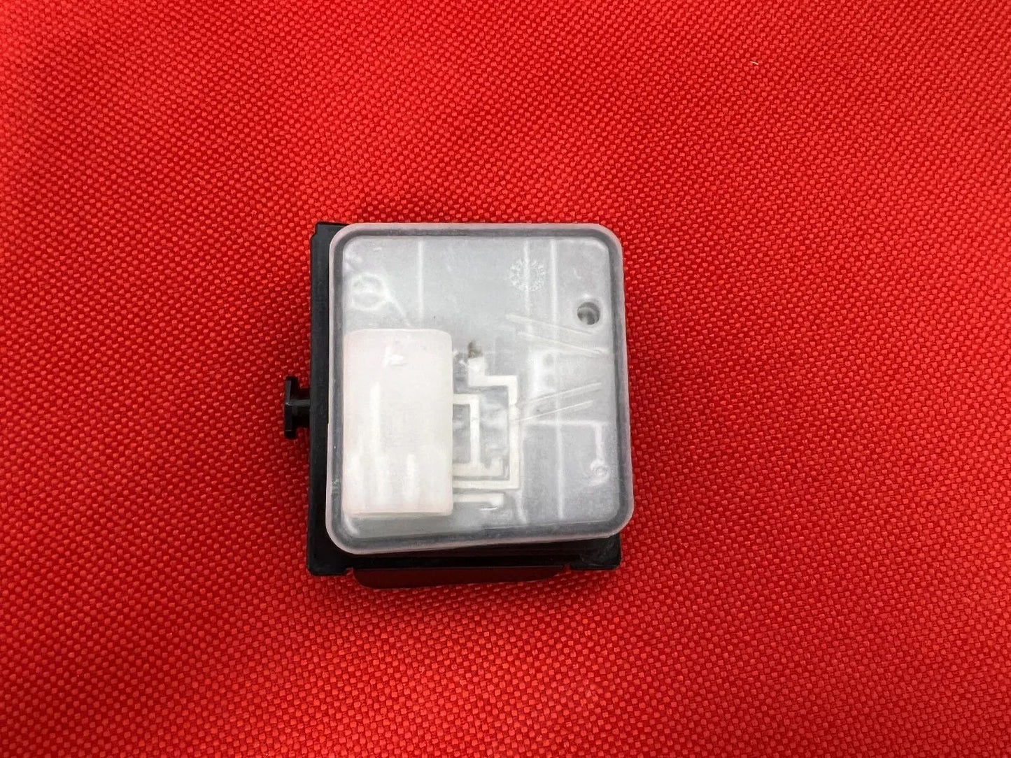 ORIGINAL Mercedes Benz ZENTRALVERRIEGELUNGSMOTOR Steckdosenmulde A0008206212 NEU