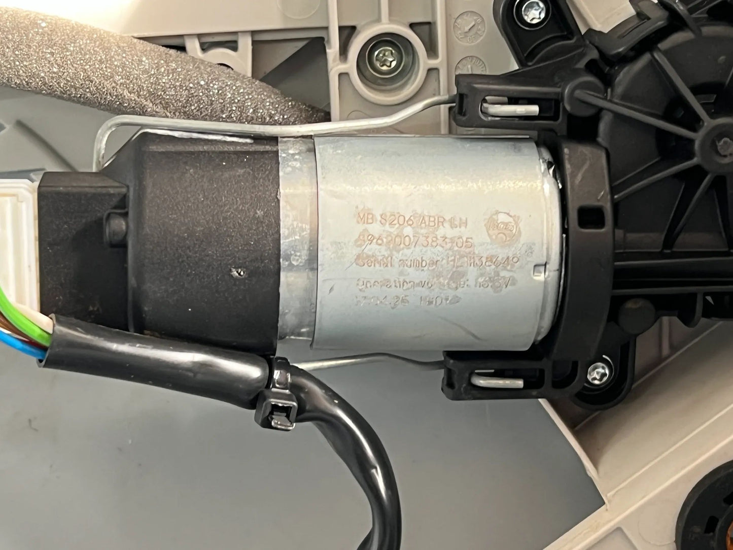 Original Mercedes Benz C-Klasse W206 Getriebemotor Rollo rechts A2069065705 NEU