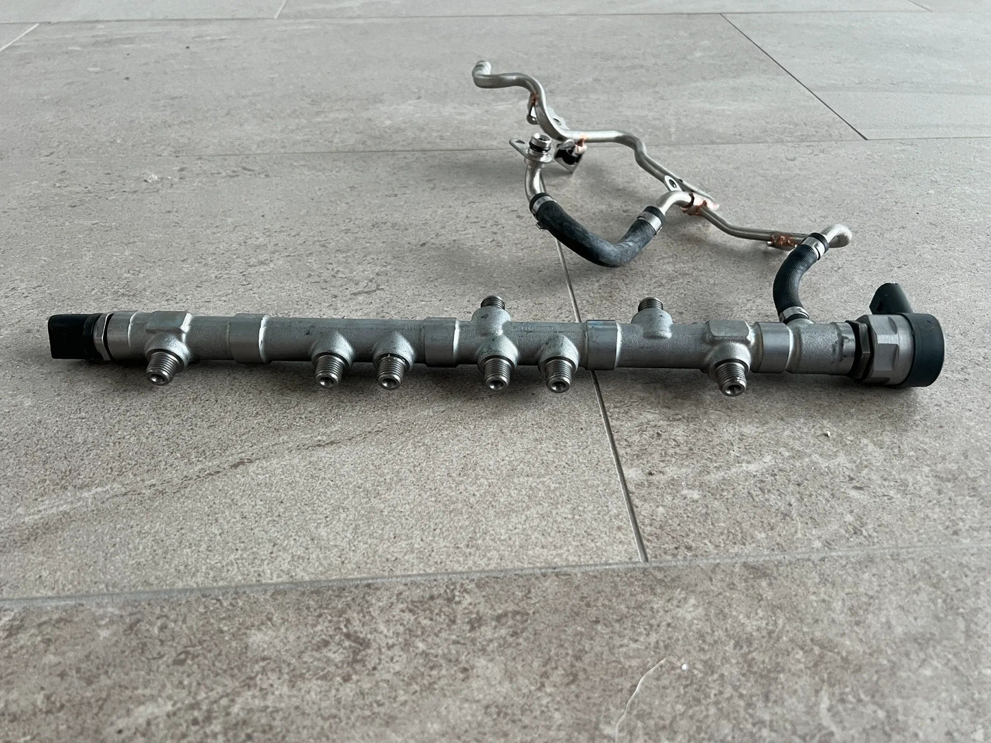 ORIGINAL Mercedes Benz OM656 Kraftstoffverteiler Verteilerrohr A6560704100
