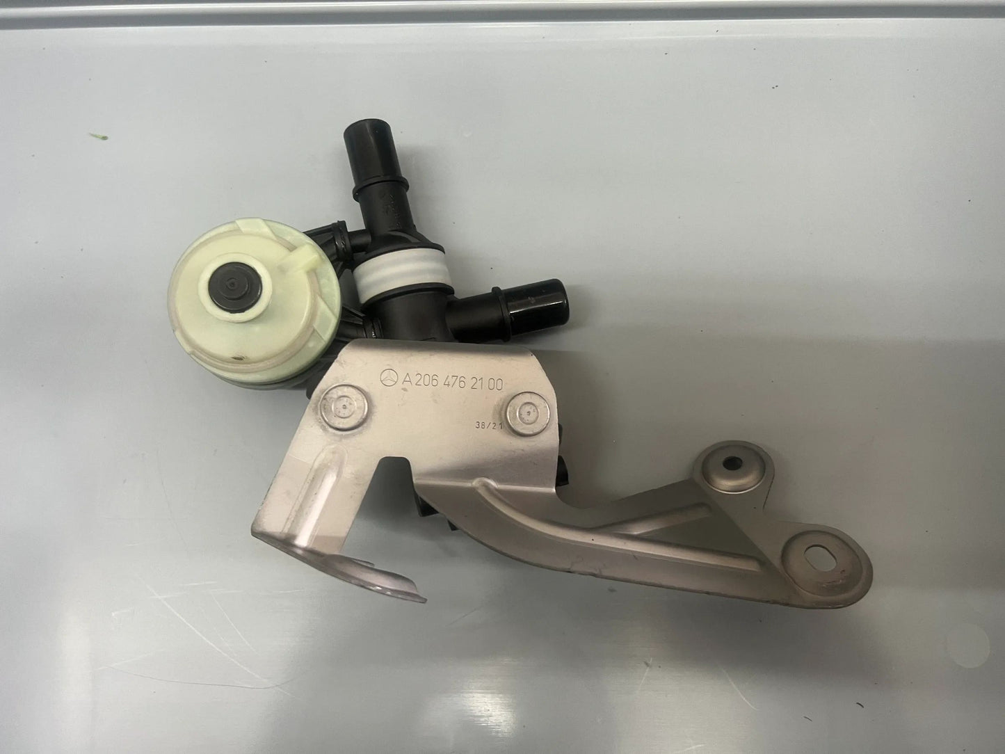 Original Mercedes-Benz Unterdruck-Umschaltventil mit Halter A2064706601 NEU