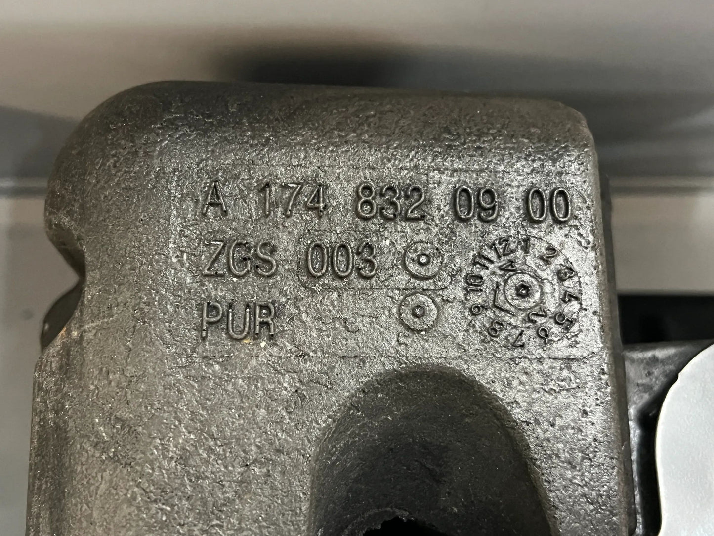 Original Mercedes-Benz Gehäuse Klimakompressor A1748308901 NEU