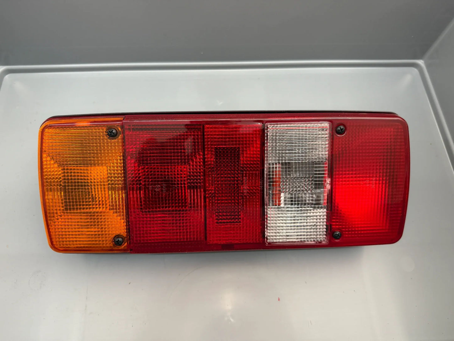Original Hella Heckleuchte Links 2SK 003 567-331 NEU