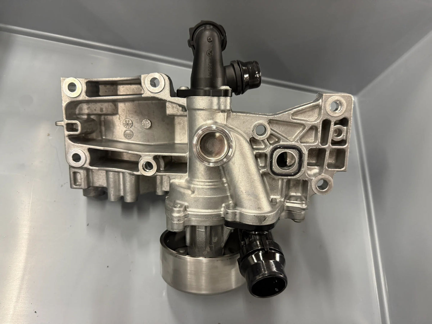 Original BMW Kühlmittelpumpe mit Träger 5A6FA41 11515A6FA41 NEU