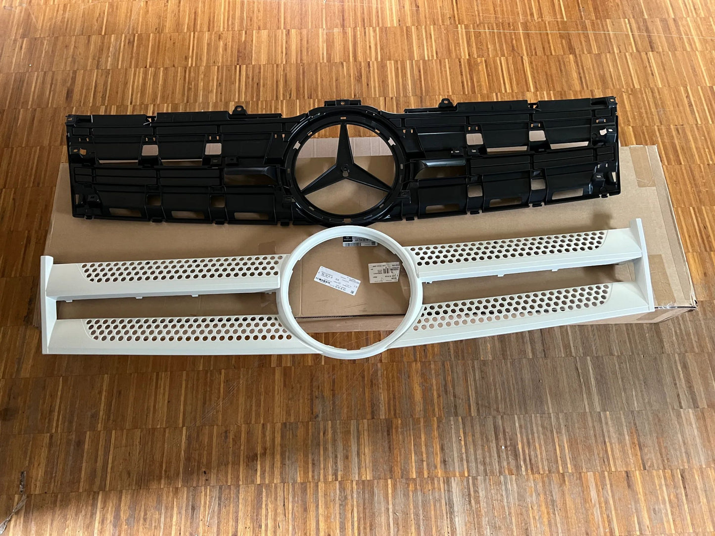 Original Mercedes-Benz Ziergitter FV 2300 A9607500318 9135 NEU