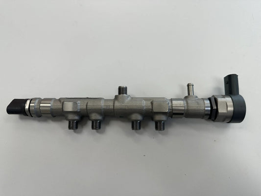 Mercedes Benz OM654 Verteilerrohr Kraftstoffverteiler A6540700501 0445214393 NEU