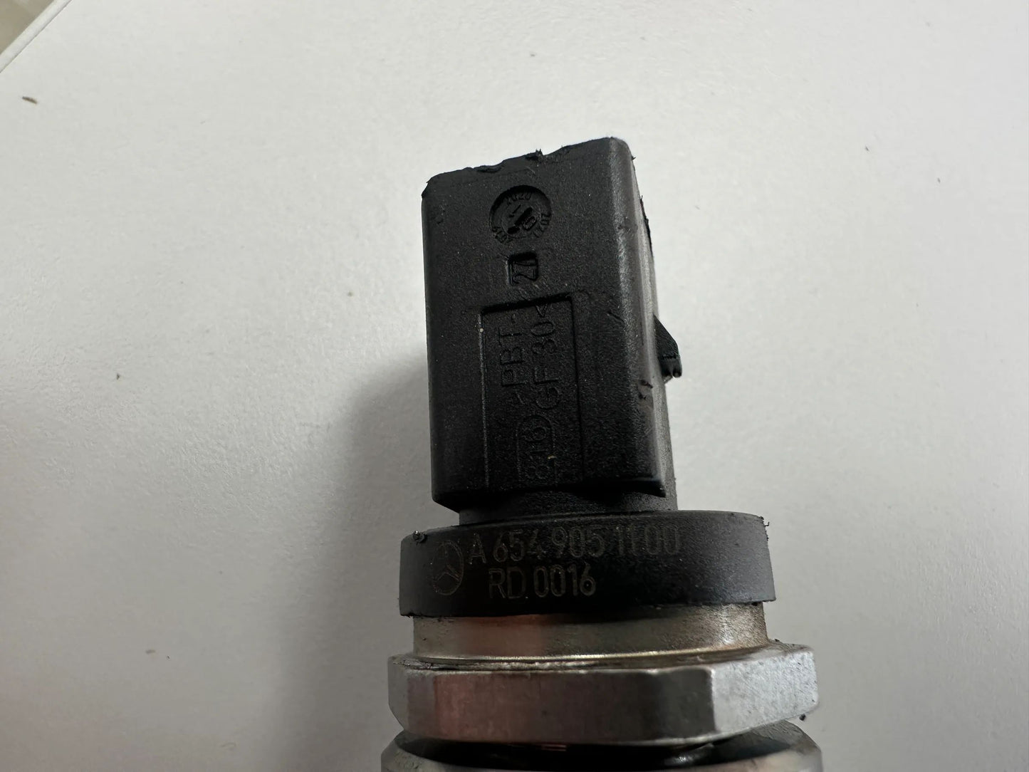 Mercedes Benz OM654 Verteilerrohr Kraftstoffverteiler A6540700501 0445214393 NEU