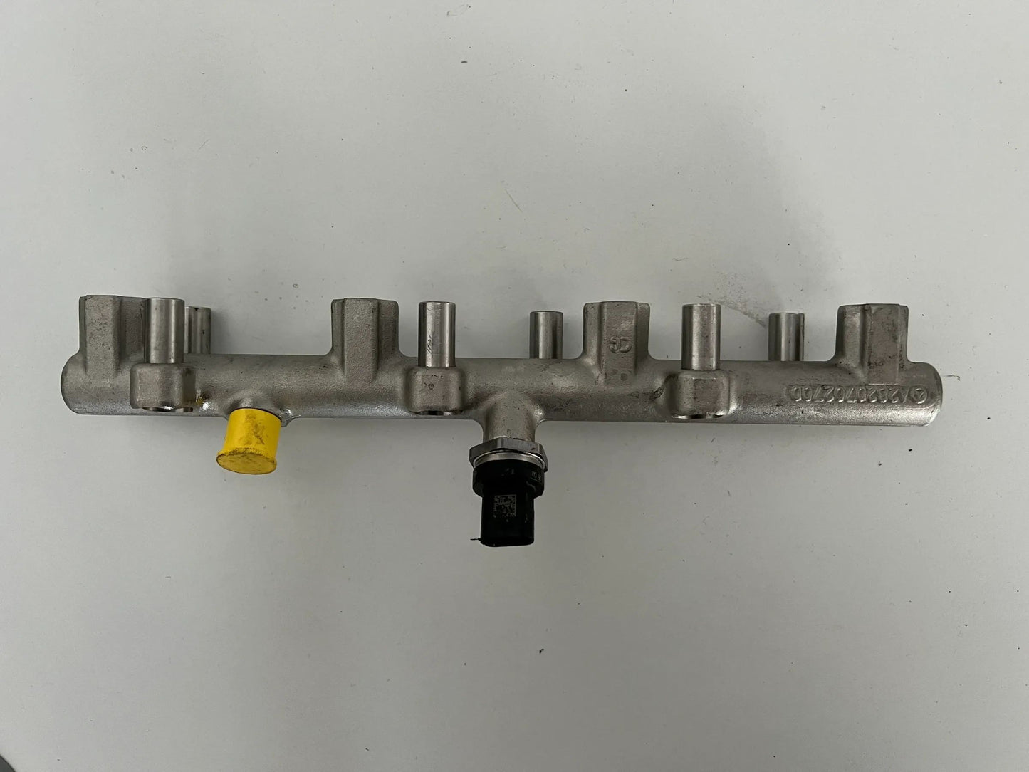 Original Mercedes-Benz Kraftstoffverteiler A2820702700 NEU