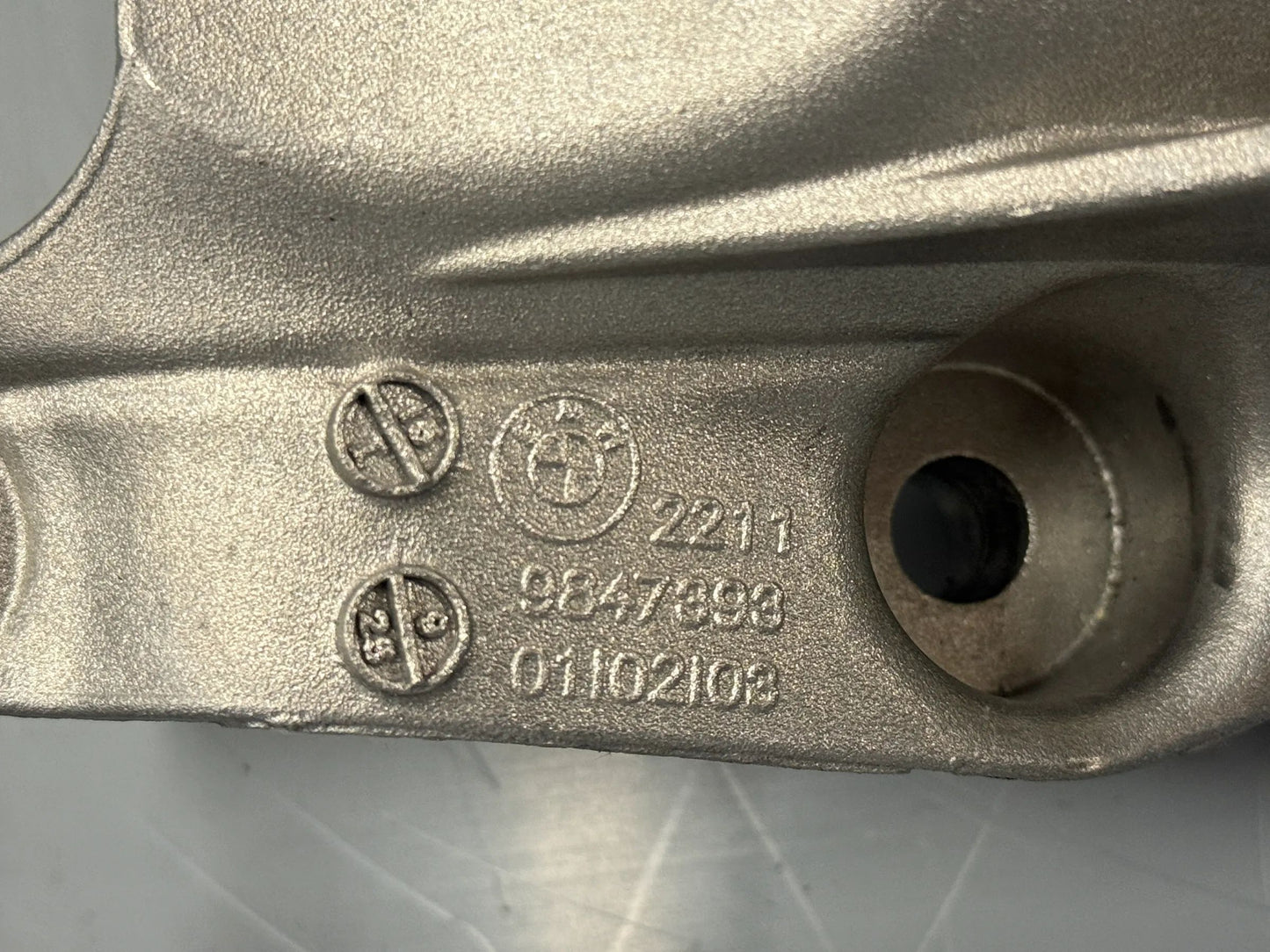 Original BMW Motorlager-Halter 9847893 NEU