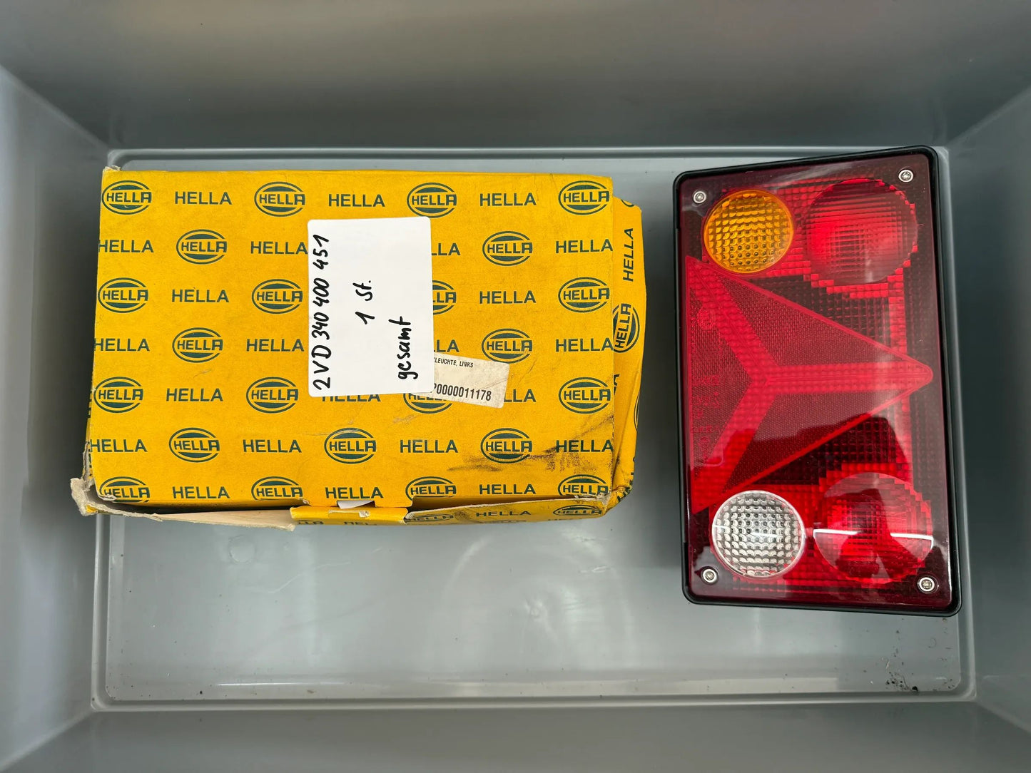 Original Hella Heckleuchte Links 2VD 340 400-451 NEU