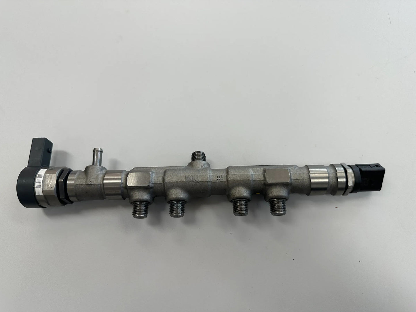 Mercedes Benz OM654 Verteilerrohr Kraftstoffverteiler A6540700501 0445214393 NEU