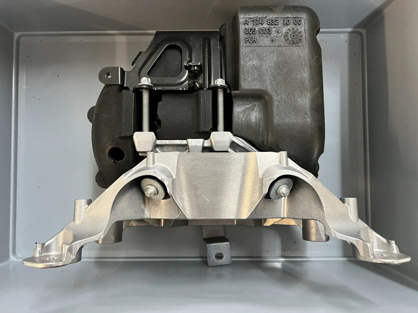 Original Mercedes-Benz Gehäuse Klimakompressor A1748308901 NEU