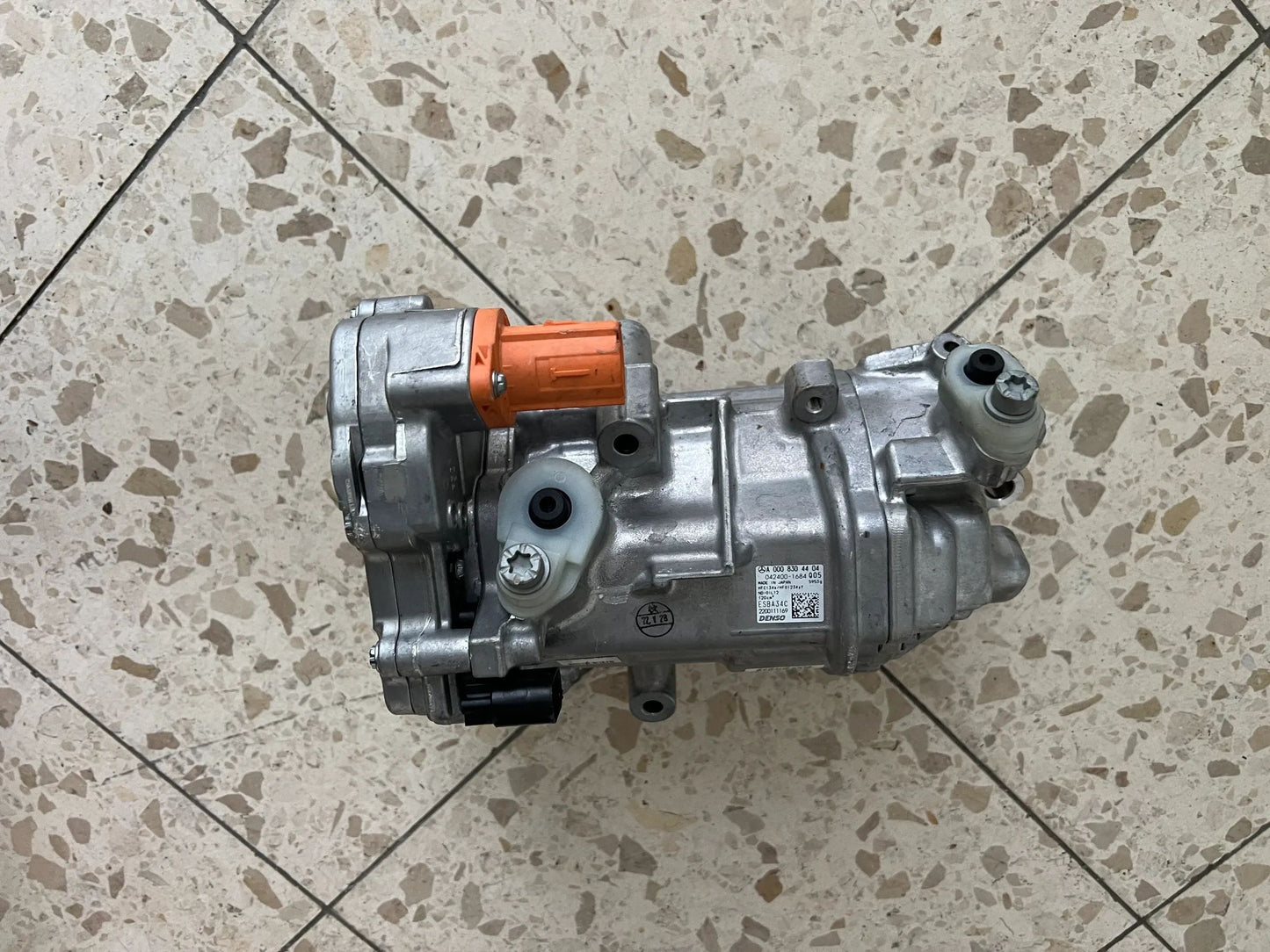 Original Mercedes-Benz Kältemittelverdichter Klimakompressor A0008304404 NEU