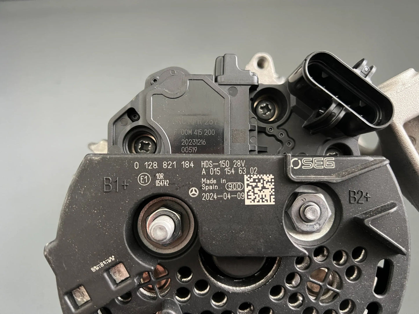 Original Mercedes-Benz Generator Lichtmaschine A0151546302 NEU