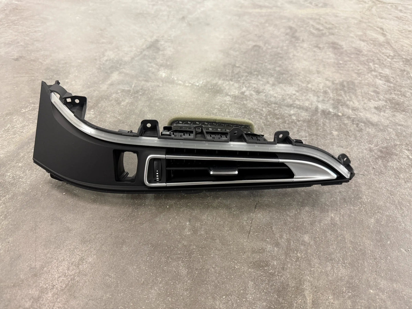 Original BMW i12 i15 i8 Frischluftgrill Mitte 9319979 64229319979 NEU
