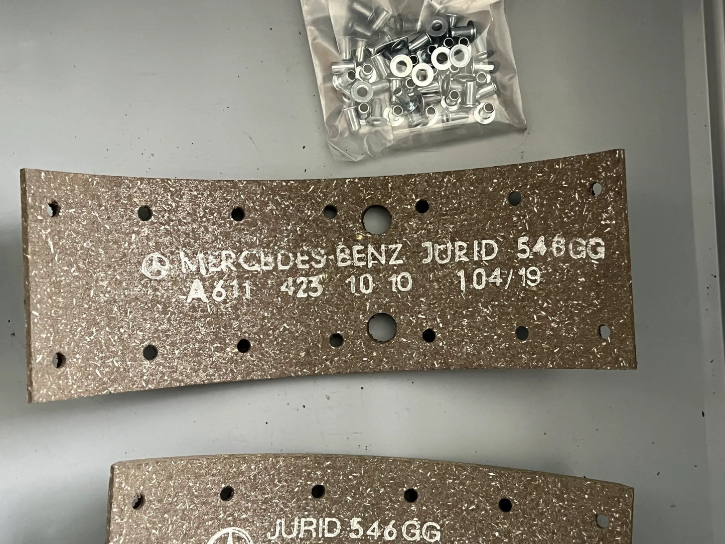 Original Mercedes-Benz Bremsbelag-Satz A4634230210 NEU