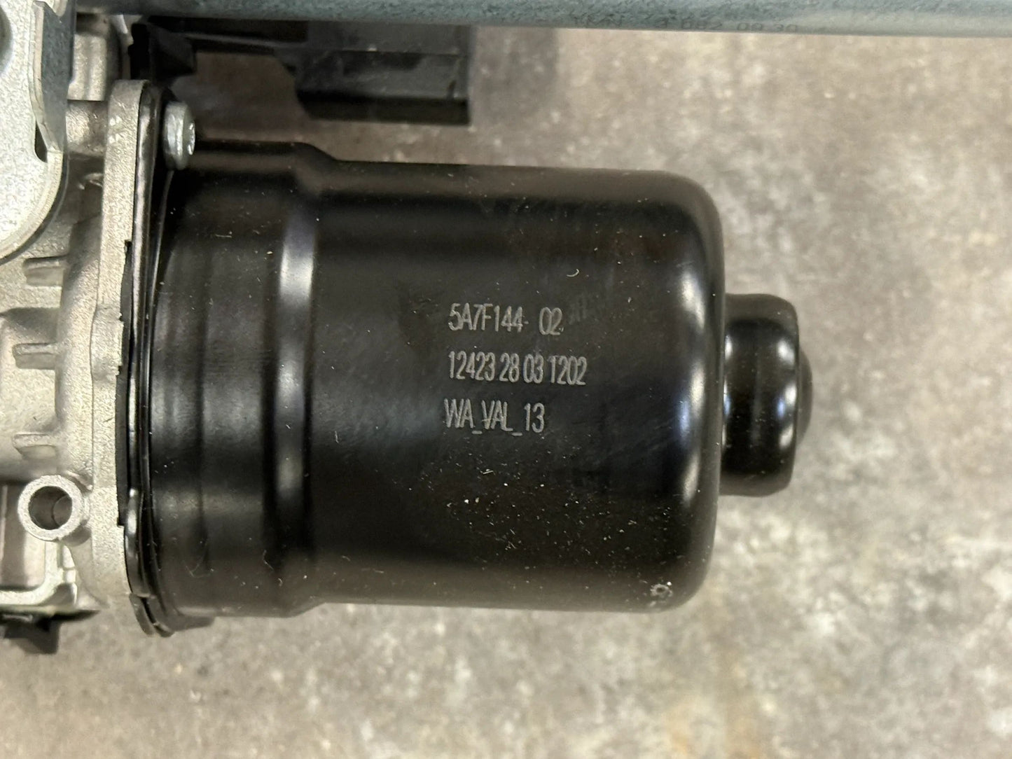 Original BMW 7er G70 Gestänge Scheibenwischer mit Motor 5A7F144 NEU